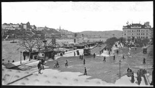 Budapest. Petöfi-Platz mit Straßenbahn, Donau mit Schiffen