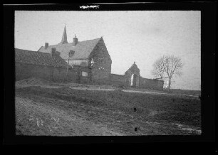 Bus (Dep. Pas-de-Calais, Frankreich): "Kirche mit Mauer" (Portalseite, Distanzaufnahme)