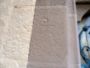 Klosterkirche (Mariae Verkündigung 1406)-Langhaus Traufseite Süd-Westgewände am Eingang mit Steinmetzzeichem im Detail)