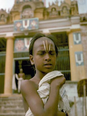 Eleve vor einem Vishnu-Tempel : Varanasi (Indien). Eleve vor einem Vishnu-Tempel
