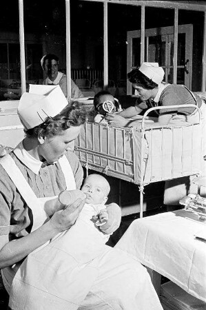 Säuglingspflege in der Städtischen Kinderklinik.