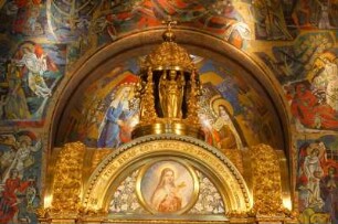 Frankreich. Basse Normandie. Calvados. Lisieux. Basilique Sainte Therese. Innen. Teil des Reliquienschreins der heiligen Theresia. Mosaikarbeiten von Pierre Gaudin