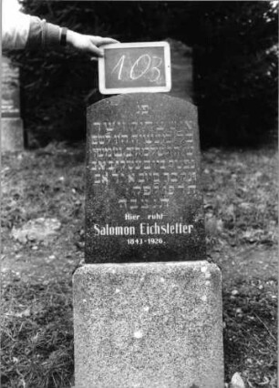 Grabstein 103 (Index: 100090272) Material: Granit Zustand: gut Maße HxBxT: 93x38x17 cm Beschreibung: konische Stele, Sockel, Segmentbogenabschluß: Grabstein 103
