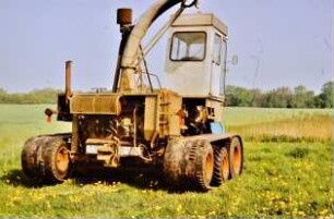 Feldhäcksler E 280 mit Gummigleisband-Fahrwerk