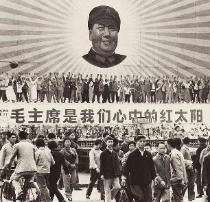 Passanten vor Mao-Porträt in Peking