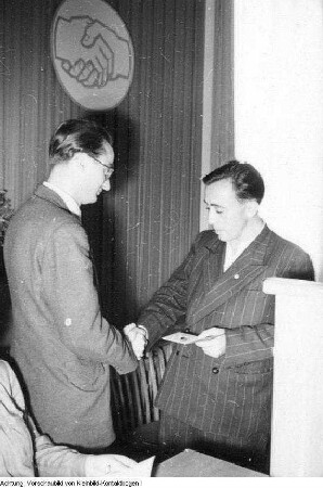 Parteidokumente an Landesleitung, 26. September 1951 & Tagung der Landesleitung der SED, Übergabe der neuen SED-Parteidokumente, 1951