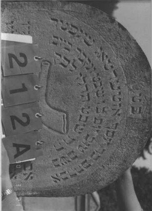 Grabstein 212 (Index: 100009128) Maße HxBxT: 115x57x12 cm Symbolik: Schofar Besonderheit: kulturhistorisch wertvoll / hist.-wiss. Gründe (Gemeindestellung): Grabstein 212A