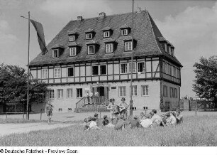 Kinder beim Musizieren vor der Jugendherberge