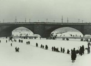 Elbe mit Eisdecke und Fußgängern. Blick vom Neustädter Ufer durch die Augustusbrücke stromauf : Dresden. Elbe mit Eisdecke und Fußgängern. Blick vom Neustädter Ufer durch die Augustusbrücke stromauf