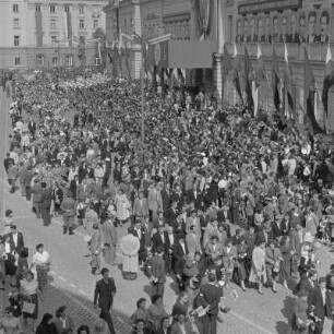 Demonstration zum Jahrestag der Befreiung von Faschismus am 9. September 1957 im Stadtzentrum Sofias