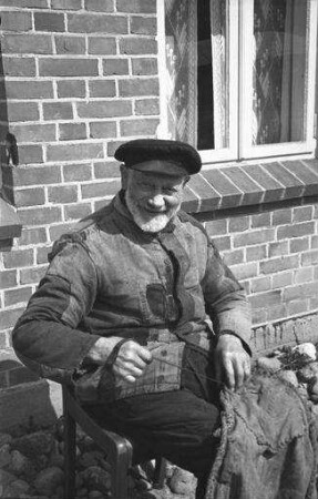 Ahrenshoop: Fischer, segelflickend