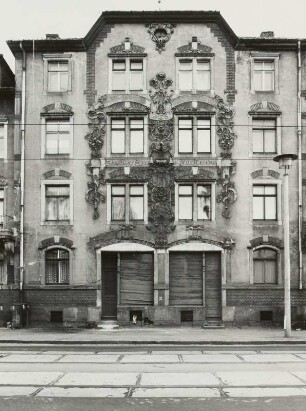 Dresden-Trachau, Roscherstraße 2. Wohnhaus (um 1900) mit Läden. Mittlerer Teil
