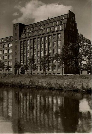 Berlin-Charlottenburg. Ansicht des, in der Zeit von 1925-1926 im Stil der Neuen Sachlichkeit, errichteten Fabrikgebäudes der Fa. Zwietusch & Co. (ab 1927 Siemens-Zwietusch)