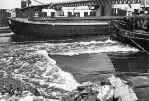 Bau der Wehranlage Geesthacht/Elbe