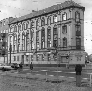 Berlin-Schöneweide, Wilhelminenhofstraße 15/Edisonstraße 62. Wohnhaus mit Läden (um 1900). Straßenansicht (Wilhelminenhofstraße) von Norden