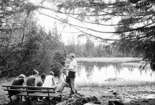 Kaltenbronn: Wandergruppe am Hohlohsee bei Kaltenbronn