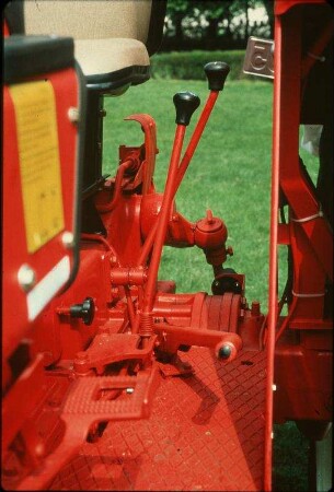 Traktor mit Helanordnung an linker Seite