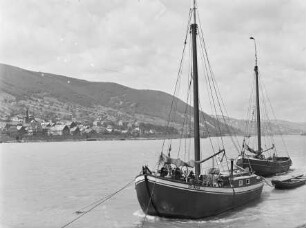 Rheinansicht mit historischen Fischerbooten