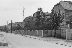 Hauptstraße : Blick über eine Hauptstraße in Richtung einer Kirche