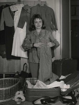[Brigitte Grothum beim Kofferpacken]
