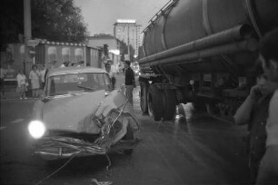 Verkehrsunfall zwischen einem PKW und einem Tanklastzug auf der Kreuzung Lameystraße und Hardtstraße