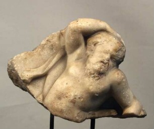 Sarkophagfragment. Oberkörper eines gelagerten Silen