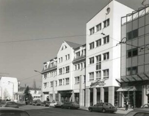 Dresden-Strehlen, Lockwitzer Straße 13/15. Wohn- und Geschäftshäuser ( 1994/1995). Straßenansicht von Süden