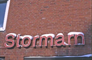 Mommsenstraße: Stormarnhaus: Filiale der Kreissparkasse: Schriftzug "Stormarn" im Winter