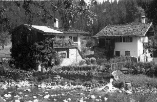 Kössen: Tiroler Bauernhäuser am Bach
