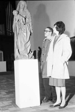 Freiburg: Augustinermuseum, zwei Studenten vor Plastik