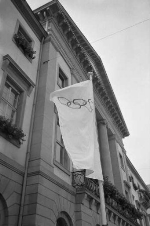 Olympia-Flagge am Karlsruher Rathaus im Rahmen der Beflaggung für die deutsche Therapiewoche