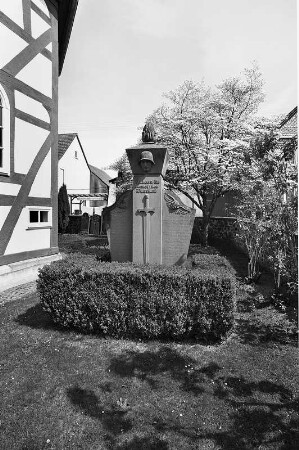 Ev. Kirche, Grabsteine, Gefallenendenkmal (Gefallenendenkmal , Grabmäler, Kirche); Schotten, Kirchweg 1