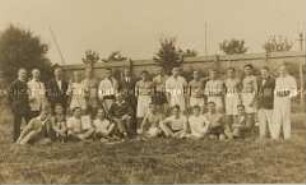 Deutsche Kriegsgefangene in Sportkleidung, im englischen Kriegsgefangenenlager in Douglas