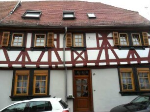 Stadtbild-Kleine Maingasse - Haus Nr 19 (um 1590) - traufständiges Haus mit Fachwerkobergeschoß in Riegelbauweise auf steinernem Stock in Übersicht