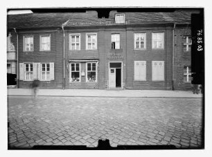 Potsdam, Gutenbergstraße 71. Wohnhaus mit Laden (Stiftungs-Buchhandlung, 18. Jh.). Straßenfront
