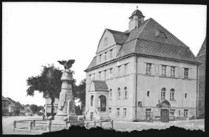 Dommitzsch. Rathaus und Kriegerdenkmal