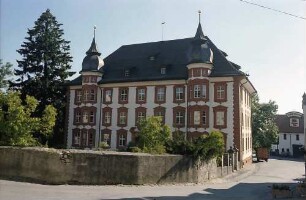 Gesamtansicht der Hauptfassade des Schlosses in Bonndorf