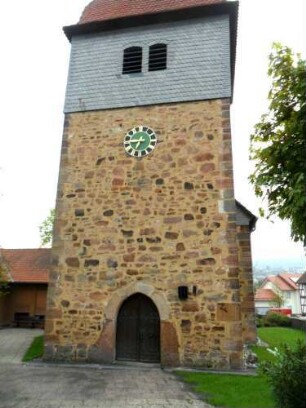 Evangelische Kirche - Kirchturm (gotische Gründung 15 Jhd) von Westen mit verschiefertem Glockengeschoß (im 18 Jhd Ersatz der einst abschließenden Wehrplattform) und Eingang in Übersicht