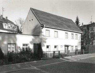 Radebeul, Robert-Werner-Platz 8. Wohnhaus (1801/1900)