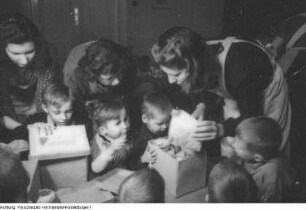 Deutsche Kriegsgefangene in Jugoslawien spenden Pakete für Kinder in Deutschland - die Volkssolidarität organisiert die Verteilung, 1948