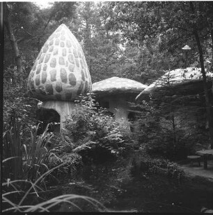 Niederlande. Kaatsheuvel, Europalaan 1. De Efteling, Freizeitpark mit Märchenwald. Pilzhäuschen für die Waldgnome