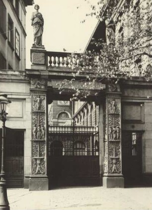 Leipzig, Augusteum, Schinkeltor (ehem. Hauptportal), Straßenansicht