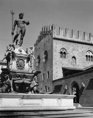 Bologna. Palazzo di Re Enzo (1201/1300). Ansicht von der Piazza di Nettuno mit Neptunbrunnen (1563/1566; Giambologna)