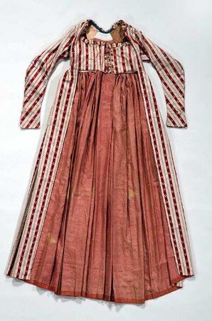 Manteau eines zweiteiligen Frauenkleides