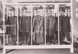 Vitrine mit Uniformen und Ausrüstungsgegenständen der Sowjetarmee