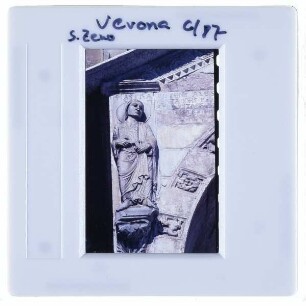 Verona, S. Zeno : Detailansicht Relief Giebel Portal links