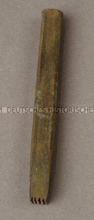 Punze, Rechteck mit Karomuster