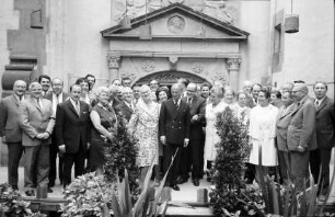 Freiburg: Rathaushof, der gesamte Stadtrat auf dem Podium [Verabschiedung von Frau Bellinghausen als Stadträtin?]