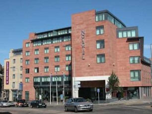 Hotelgebäude : Novotel im Zentrum von Edinburgh. Aufgenommen im Juni 2005. Foto Uwe Gerig