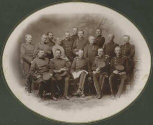 28. Division, Generalstab 1887, sechzehn Offiziere in Uniform, teils mit Mütze bzw. Orden, Bilder vorwiegend in Halbprofil